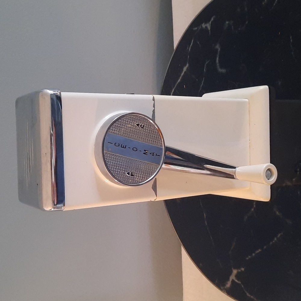 1950's Ice-O-Mat Hand-crank ice machine - Picture 3 of 9